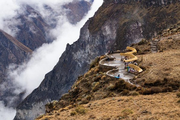 Quelles croisières offrent des randonnées pour explorer les volcans actifs au Costa Rica?